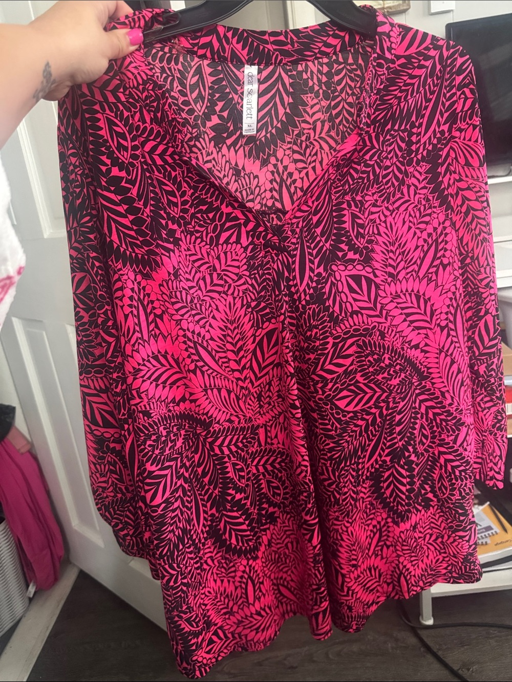 Women’s Pink & Black Leaf-Print Dear Scarlett - Classic V-Neck